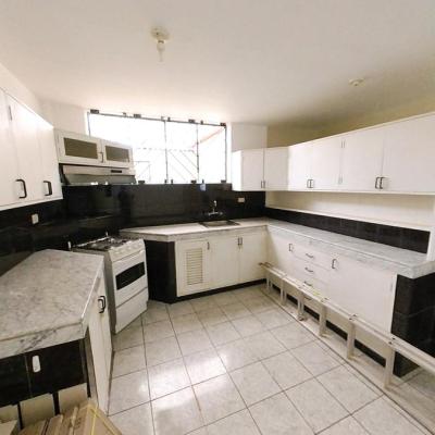 ALQUILER DE CASA EN CALLE LOS SAUCES, URB. SANTA VICTORIA